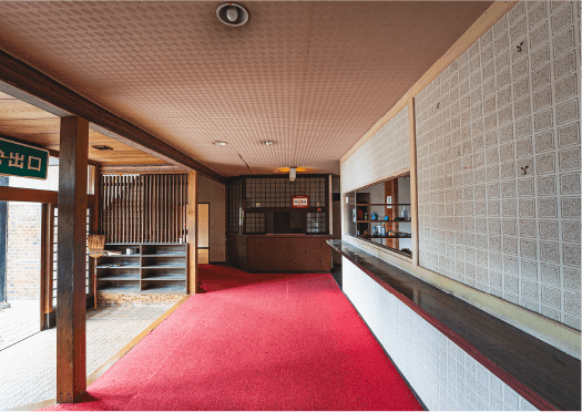 龍栄荘の改装中の廊下