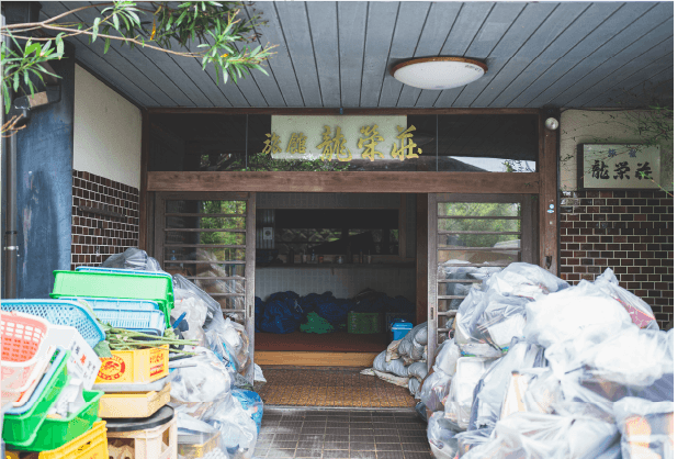 龍栄荘の改装中の玄関