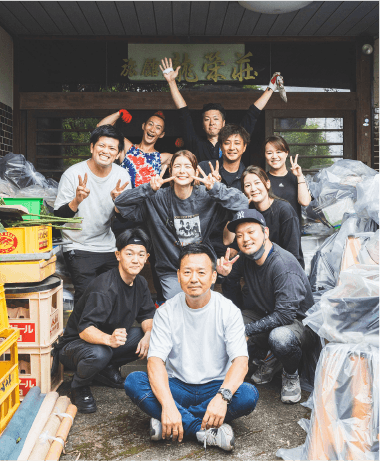 龍栄荘の改装を行うメンバー