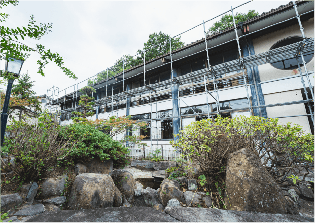 龍栄荘の改装中の足場